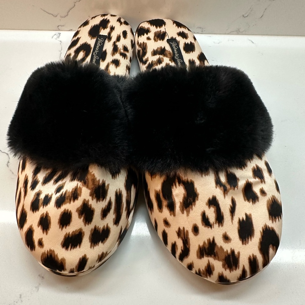 NEW ⭐️⭐️ Victoria’s Secret Leopard Print Women's Slippers Black faux Fur M 7 8 - Picture 2 of 7